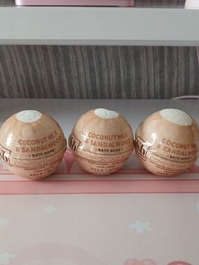 Soap Box Coconut Milk & Sandalwood Bath Bomb Set Of 3 - Comforting Scent (Cream)